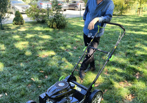 Pan Marek z kosiarką