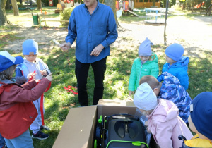 Pan Marek rozpakowuje prezent