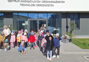 pamiątkowe, grupowe zjęcie przed budynkiem instytutu