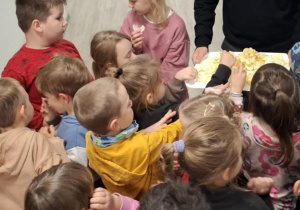 degustacja jabłkowych chipsów produkowanych w tutejszym zakładzie