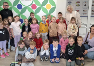 pamiątkowe, grupowe zjęcie z pracownikiem instytutu