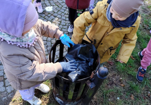 wyrzucanie śmieci do kosza