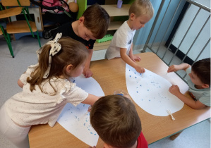 Edukacja przez ruch - malowanie patyczkami kosmetycznymi.