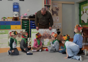 Myśliwy opowiada o życiu zwierząt i roślin