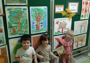 uczestnicy konkursu na tle wysawy