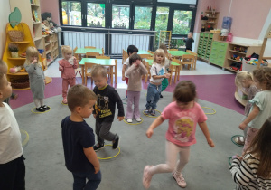 zabawa ruchowa na dywanie