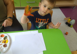 Mark z pomalowaną rączką