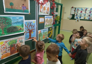 dzieci oglądają wystawę prac