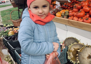 Emilka kupuje marchewki