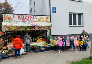 Zdjęcie grupowe przed warzywniakiem