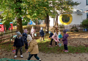 Sarenki zbierają kasztany na zajęcia.