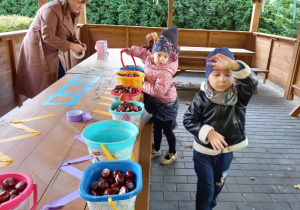 Przygotowania do zajęc w altance.