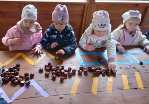 Zabawy z kasztanami.