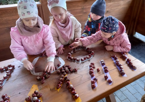 dziewczynki lubią zabawy z kasztanami.