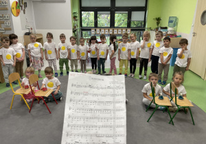 dzieci wykonują jesienny koncercik