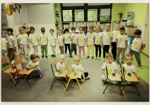 Dzieci uczestniczą w zabawie rytmicznej