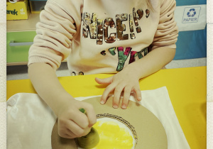 Hania skupiona przy pracy