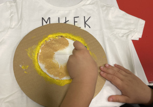 Dziecko tworzy swój znak