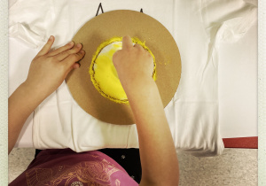 Dziewczynka ozdabia swoją koszulkę