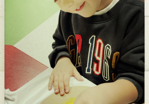 Miłosz ozdabia koszulkę