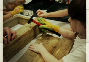 Dziewczynka wbija gwóźdź