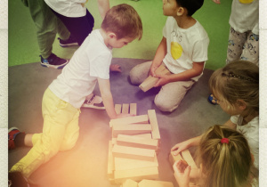 Zabawy z wykorzystaniem drewnianych klocków