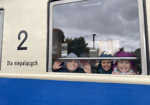 W oczekiwaniu na podróż kolejka wąskotorową