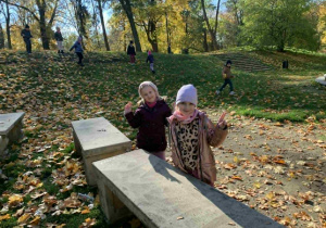 Iza i Valeriia podczas zabawy w paku