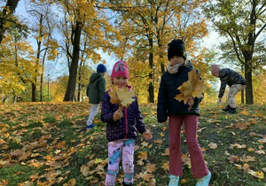 Nikola i Maja zbierają kolorowe liście