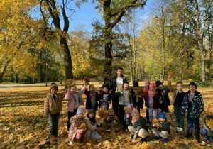 grupowe zdjęcie w parku