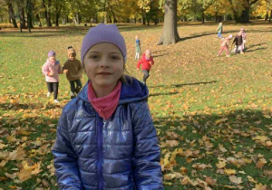 Julia zbiera kolorowe liście