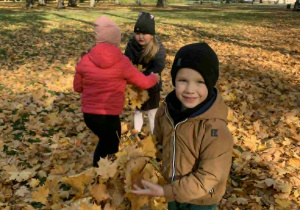 Olek zbiera kolorowe liście