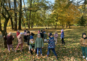grupowe zdjęcie w parku