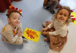 Blanka i Oskar ułożli swój listek.