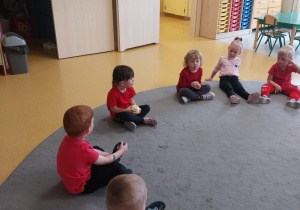 Niedźwiadki poznają budowę jabłka