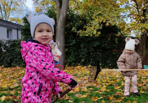 Hela i Kaja grabią liście