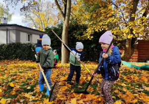 Zuza, Piotr i Bohdan grabią liście