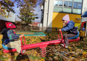 Zuza i Ignacy na placu zabaw
