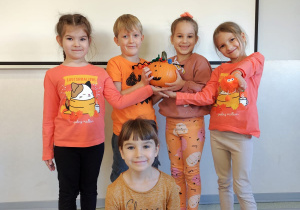 Dzieci z ozdobioną dynią