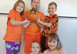 Dzieci z ozdobioną dynią