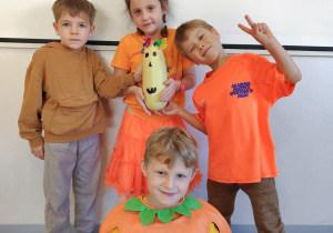 Dzieci z ozdobioną dynią