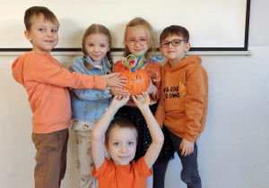 Dzieci z ozdobioną dynią