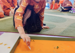 K. podczas zabawy sensorycznej