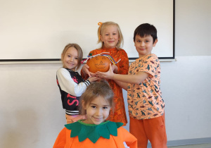 Dzieci z ozdobioną dynią
