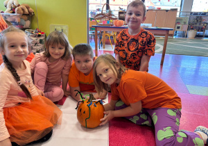 Dzieci z ozdobioną dynią