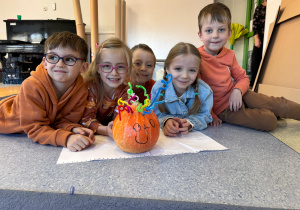 Dzieci z ozdobioną dynią