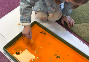 A. podczas zabawy sensorycznej