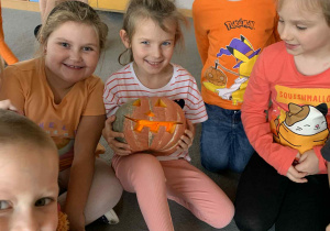Dzieci pozują z dynią