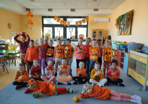 Grupowe zdjęcie z dyniami