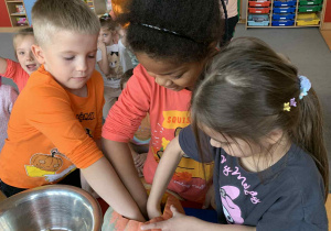 Dzieci wyjmują pestki z dyni